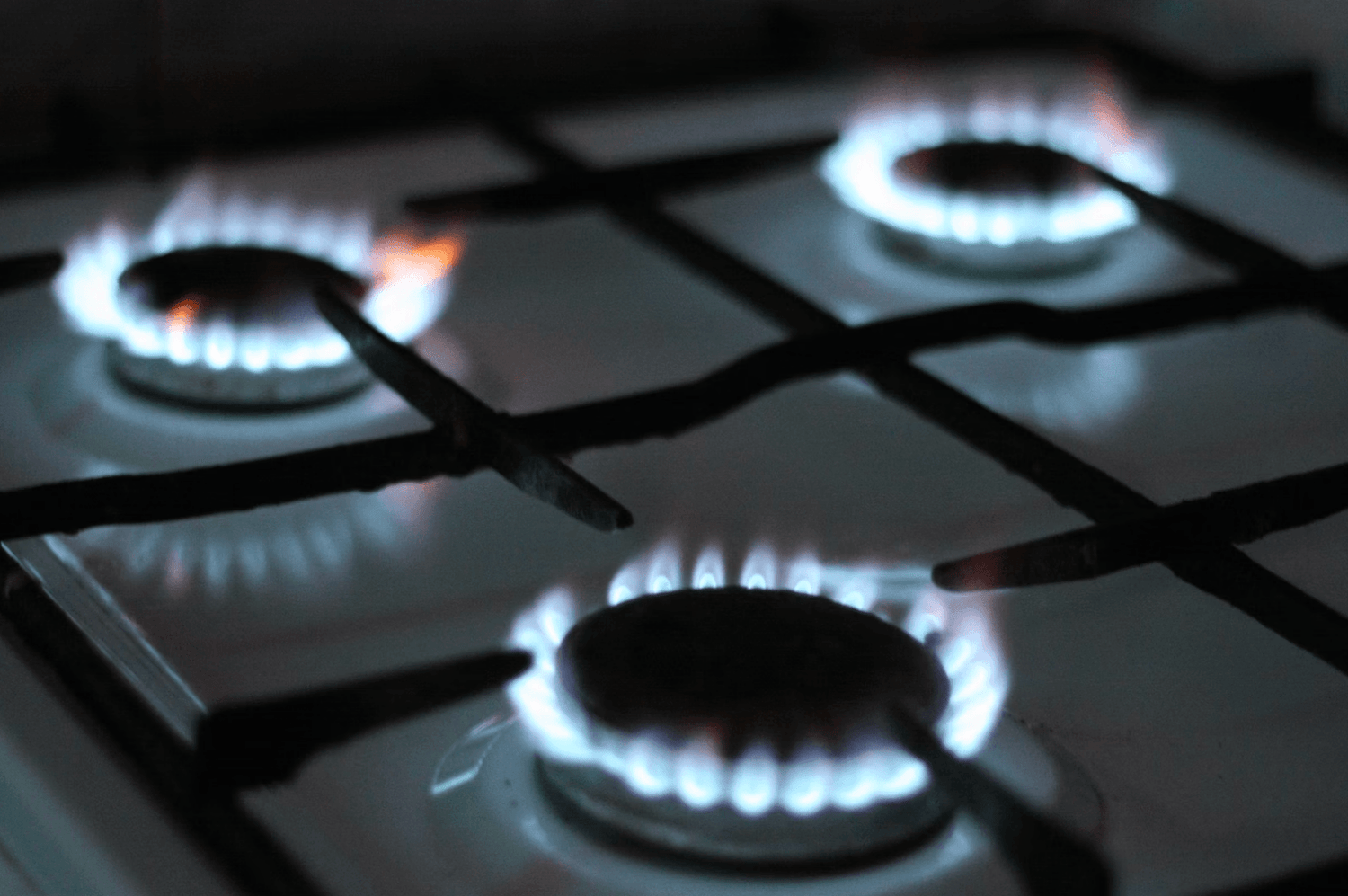 Choosing Your Flame: Induction vs Gas Stoves - airestech