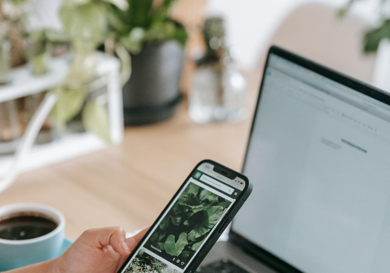 Cell phone and iPad being used simultaneously