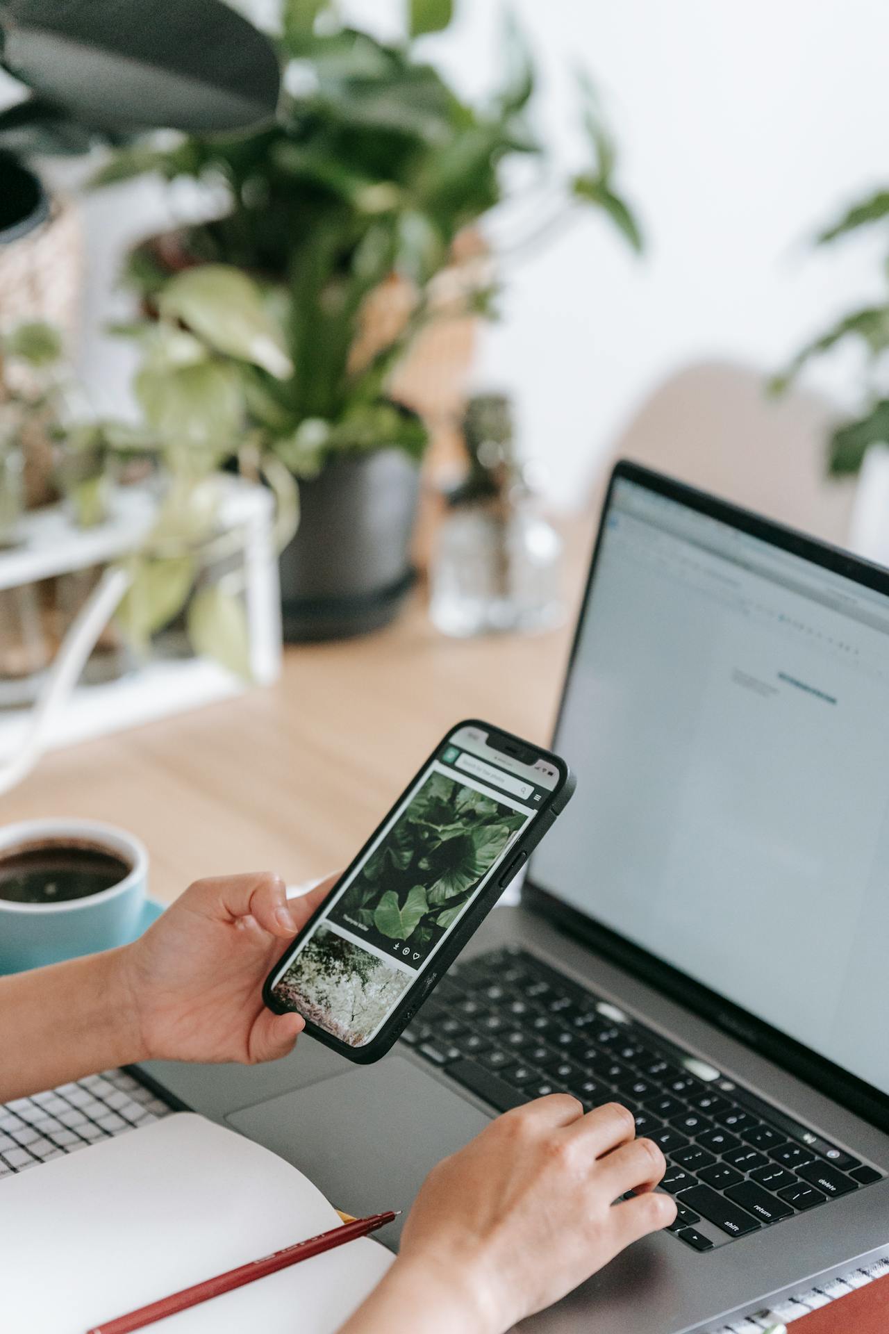 Cell phone and iPad being used simultaneously